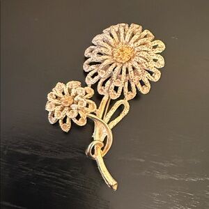 vintage gold-tone Corocraft brooch pin featuring a double daisy flower design